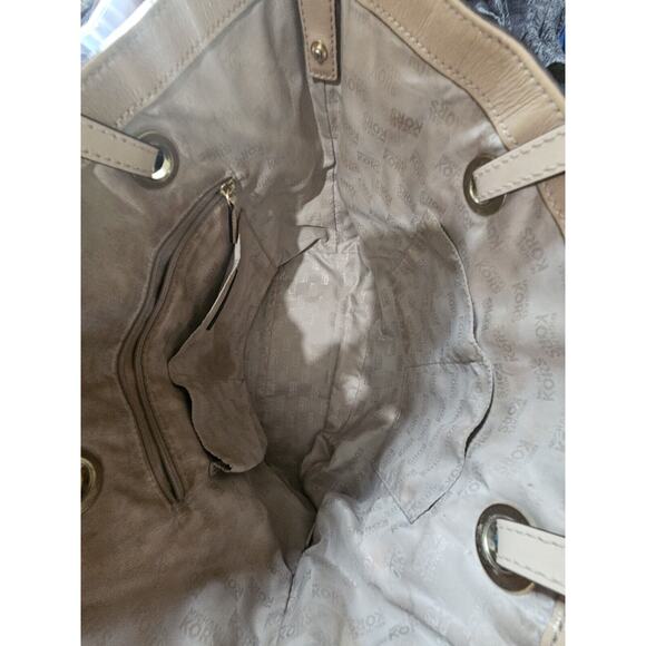 Michael Kors Beige Patent Leather-Signature Embossed-Jet Set Tote Handbag - Picture 4 of 5